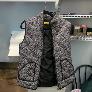 Stylish light weight vest with a cute pattern. Size large